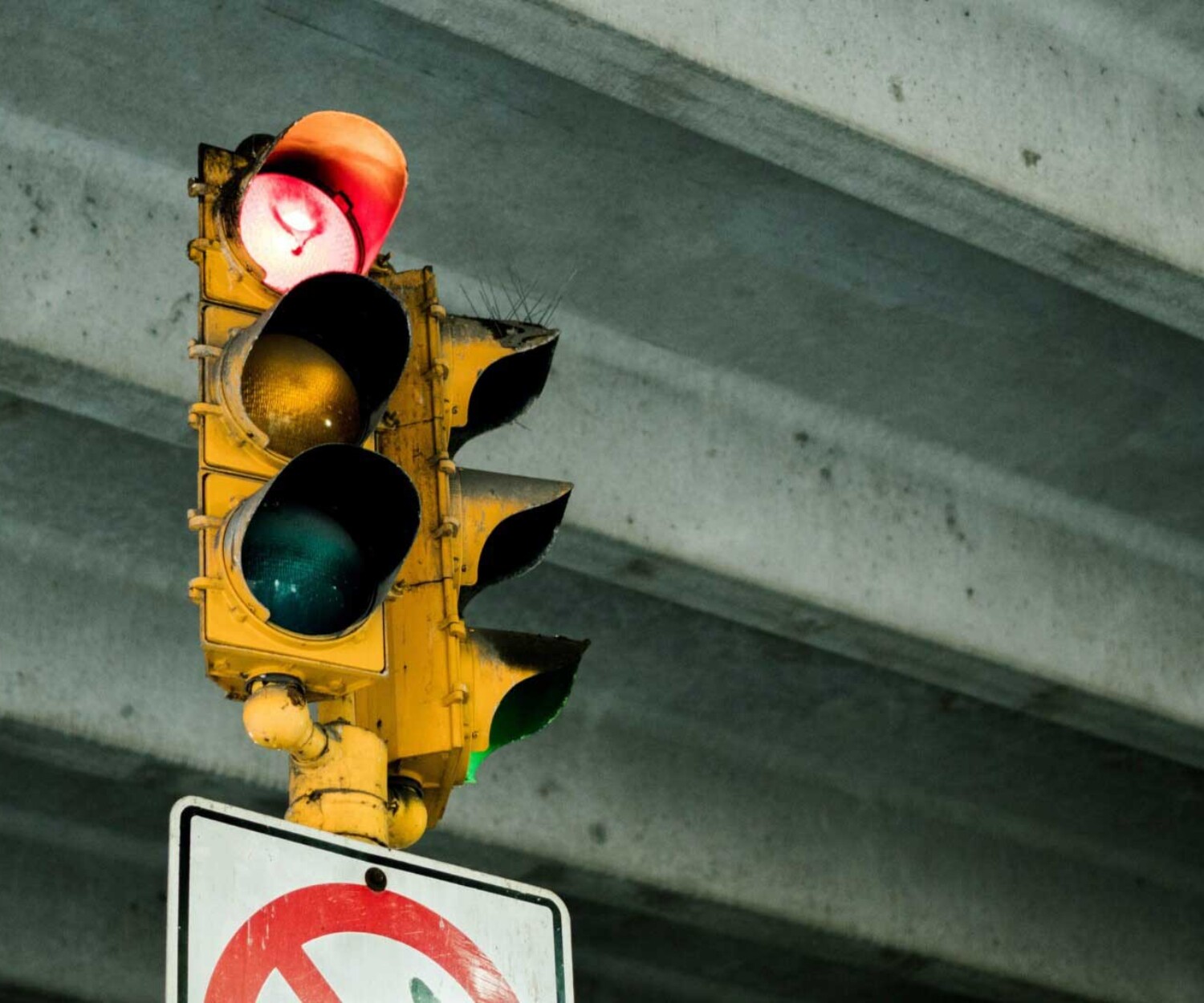 traffic-light-showing-signal-to-stop-with-no-right-turn-sign-below-showing-traffic-attorney-jacksonville-florida-that-takes-ticket-cases