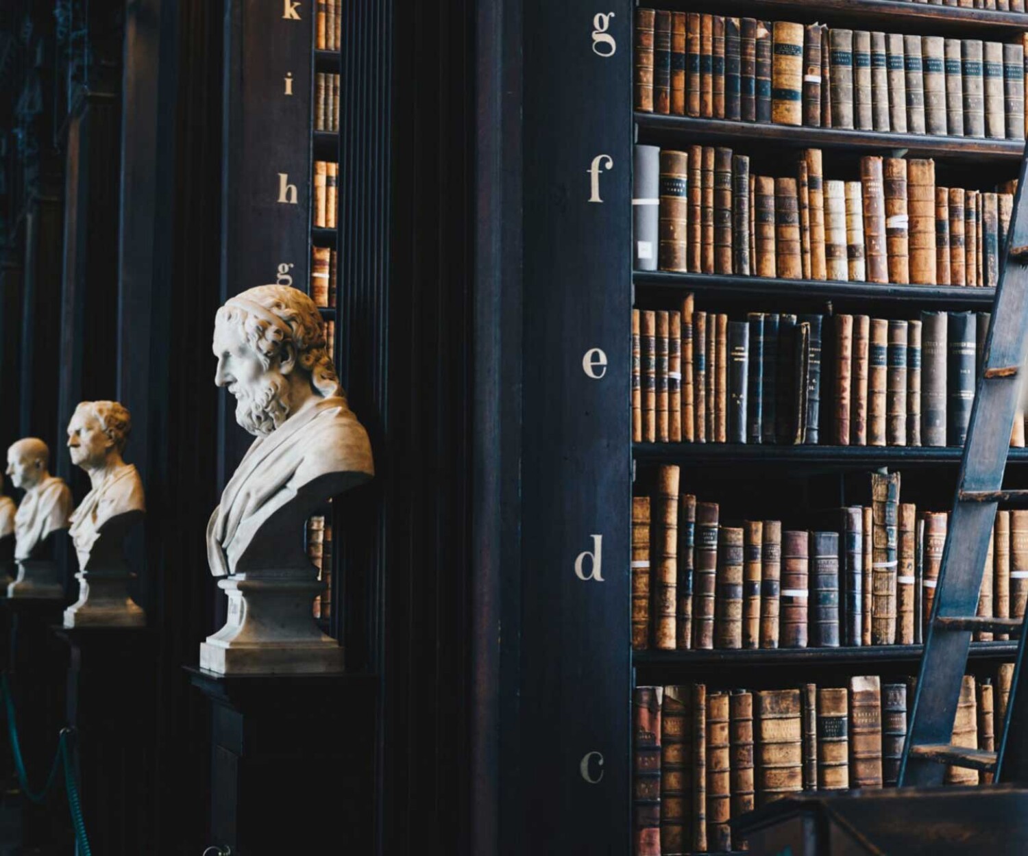 library-of-law-books-and-statue-of-important-lawyer-personnel-representing-studying-for-the-bar-exam-defense-attorney