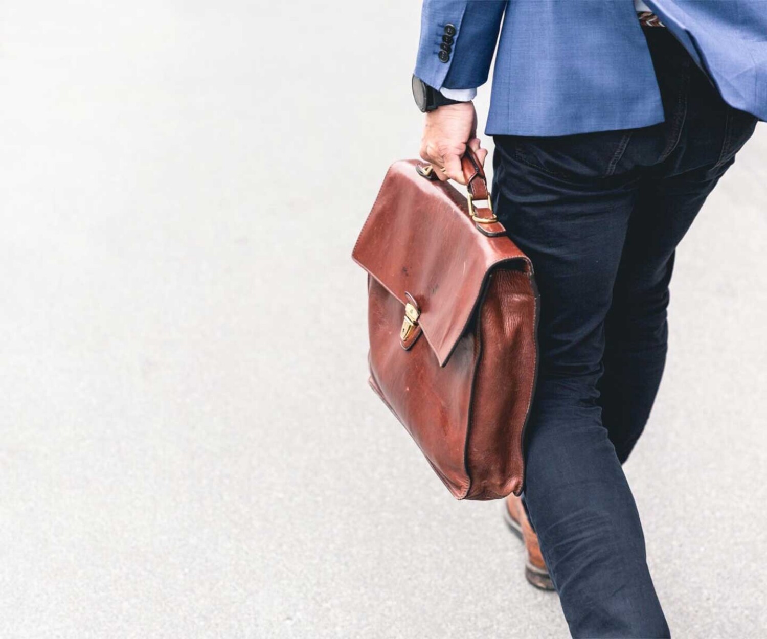 business-man-carrying-briefcase-representing-criminal-defense-attorneys-in-jacksonville-florida-choosing-an-attorney-to-represent-you