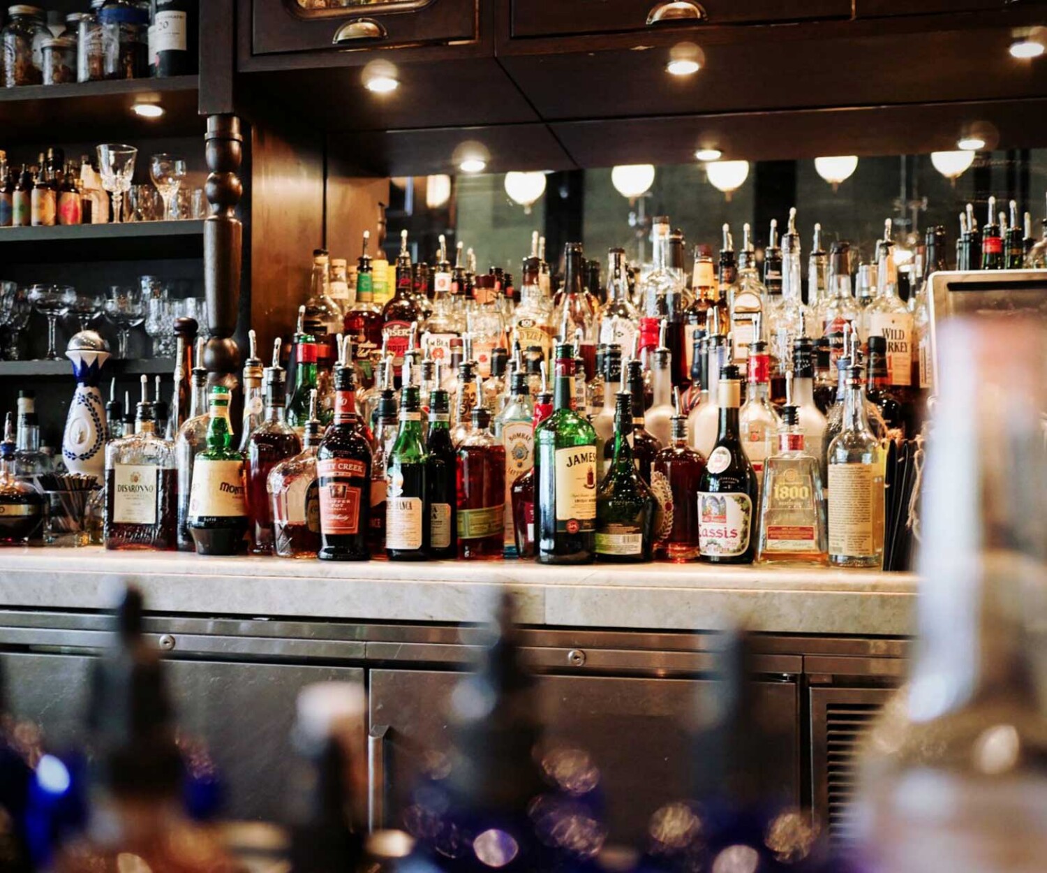 picture-of-bar-with-liquor-bottles-lined-up-and-mirror-in-background-showing-dui-attorneys-in-jacksonville-florida