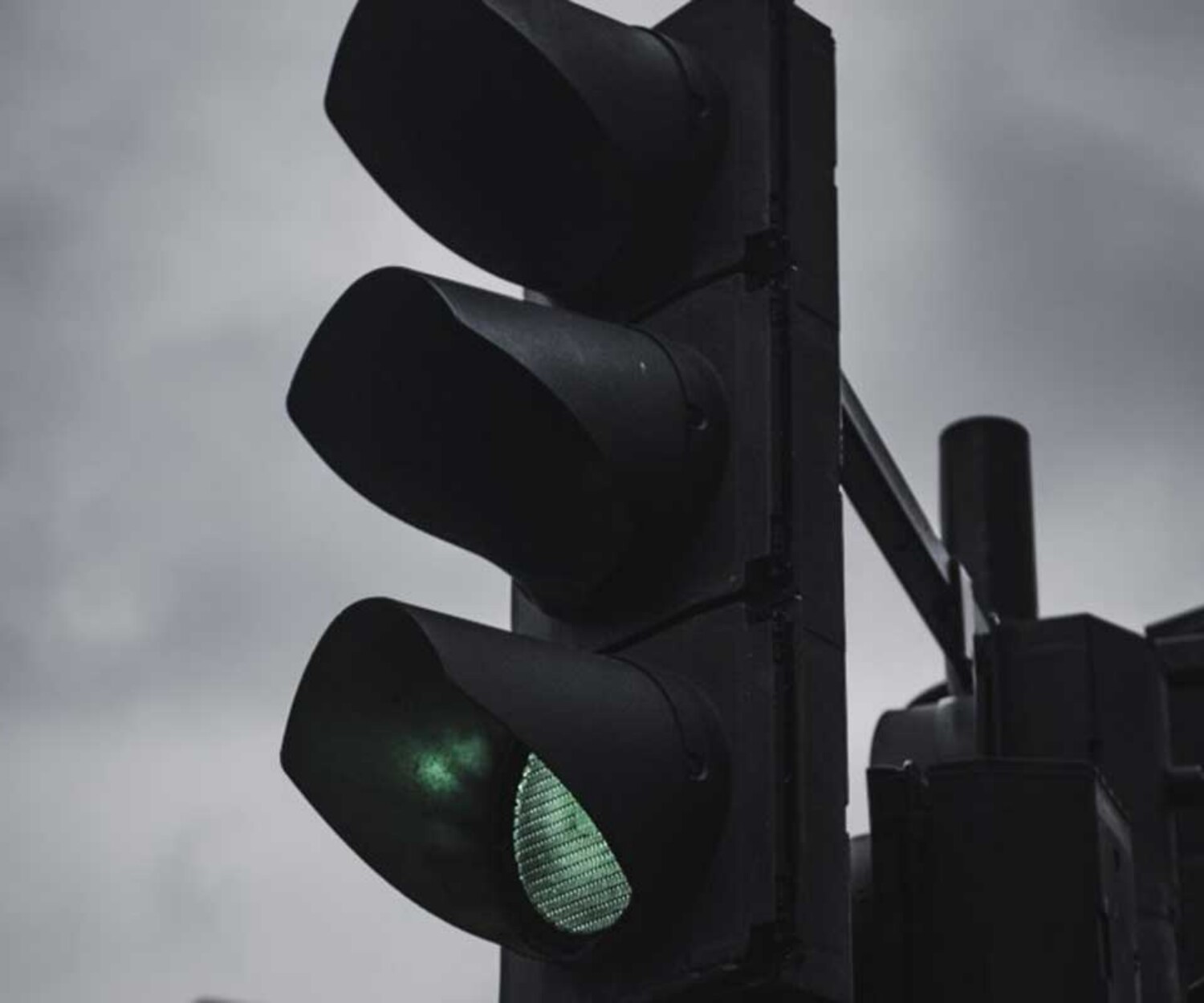 traffic-light-showing-green-for-traffic-to-go-representing-traffic-ticket-lawyer-free-consulting-24-7