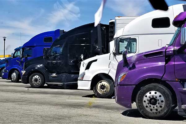 4-semi-trucks-parked-in-lot-at-an-angle-cdl-ticket-attorney-in-jacksonville-florida