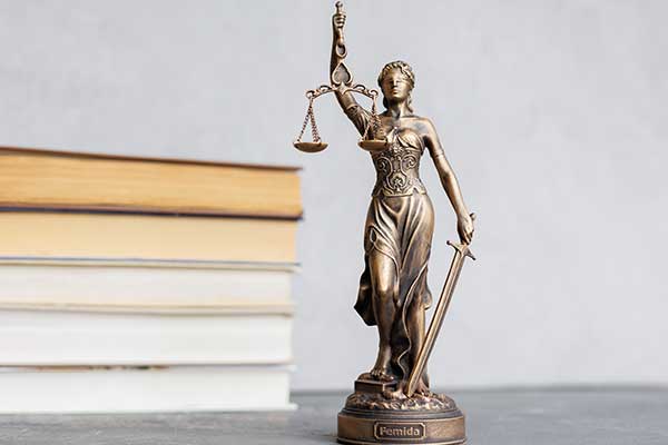 picture-of-bronze-legal-statue-on-desk-for-dui-attorney-in-florida