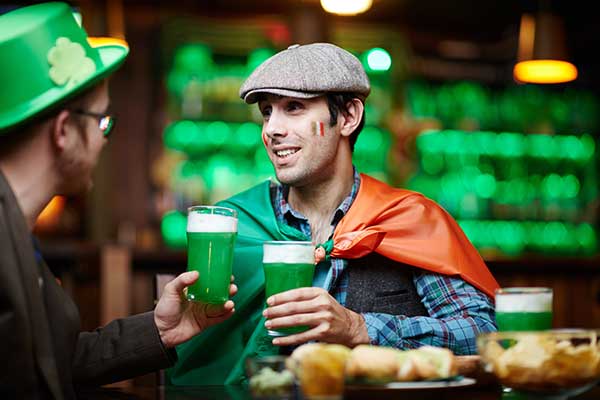 guy-in-hat-drinking-green-beer-for-st-patricks-day-respecting-dui-laws-in-florida