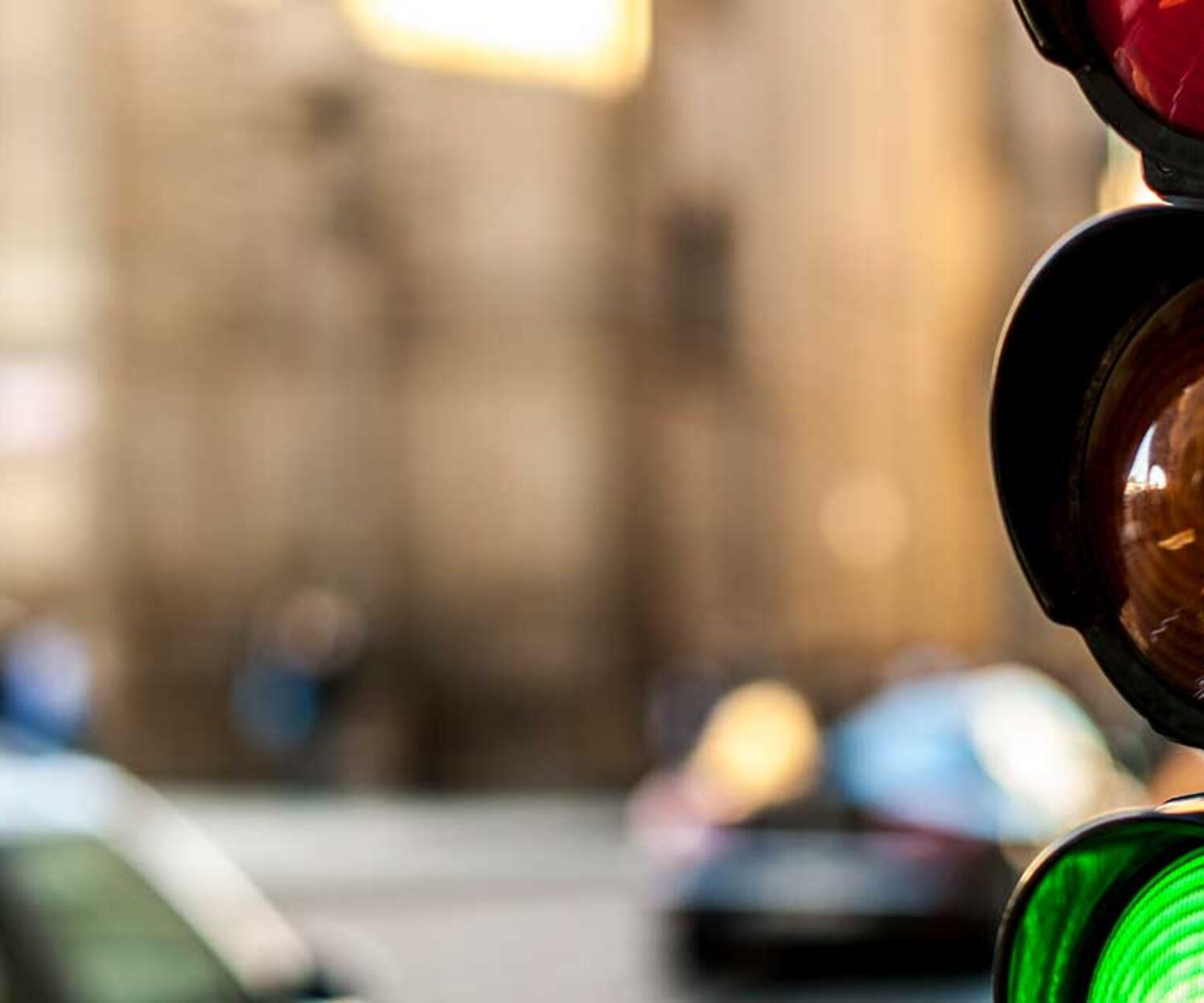 close-up-of-stop-light-with-intersection-blurred-in-the-background-for-hero-image-on-blog-post-about-traffic-lawyer-in-jacksonville-florida-looks-into-red-light-cameras