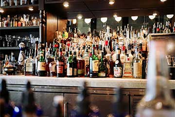 picture-of-bar-with-liquor-bottles-lined-up-and-mirror-in-background-showing-dui-attorneys-in-jacksonville