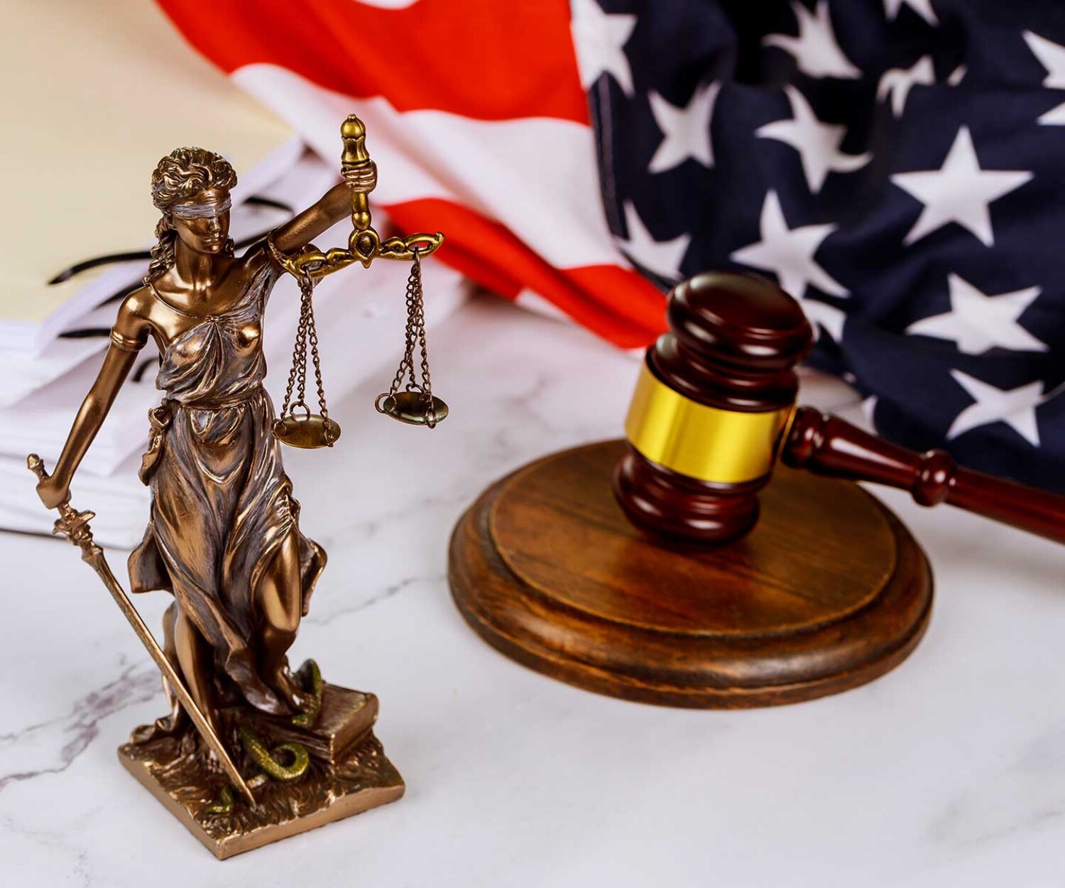 balance-of-law-gold-statue-with-gavel-to-the-right-and-american-flag-in-the-background-representing-criminal-law-in-florida