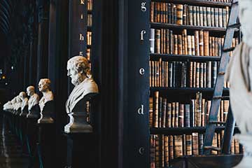 library-of-law-books-and-statue-of-important-lawyer-personnel-representing-studying-for-the-bar-exam-defense-attorney-in-jacksonville