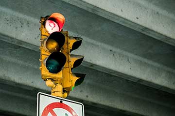 traffic-light-showing-signal-to-stop-with-no-right-turn-sign-below-showing-traffic-attorney-jacksonville-florida